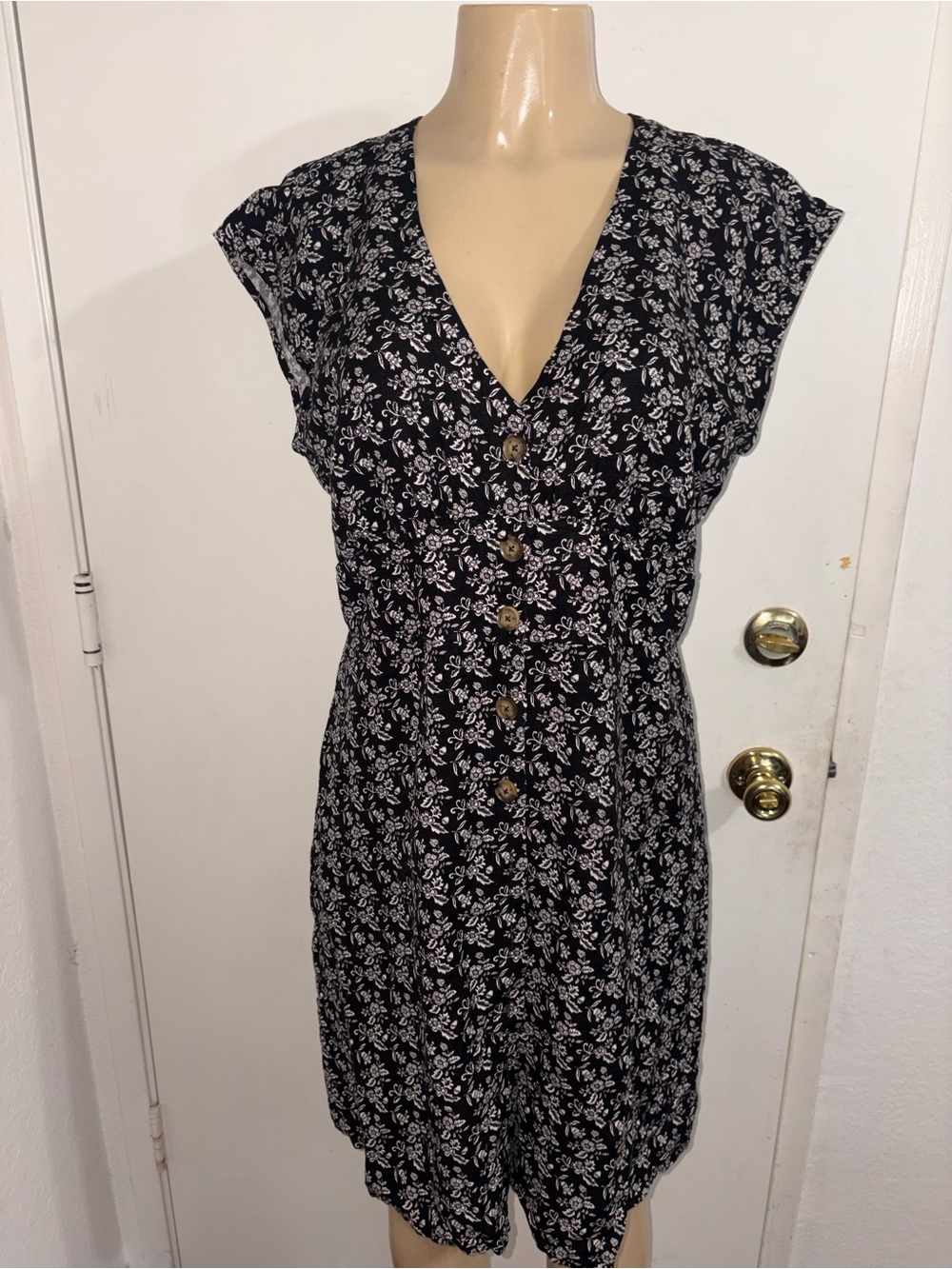 LOFT dress features a black floral print, cap sleeves, and a button-front 10